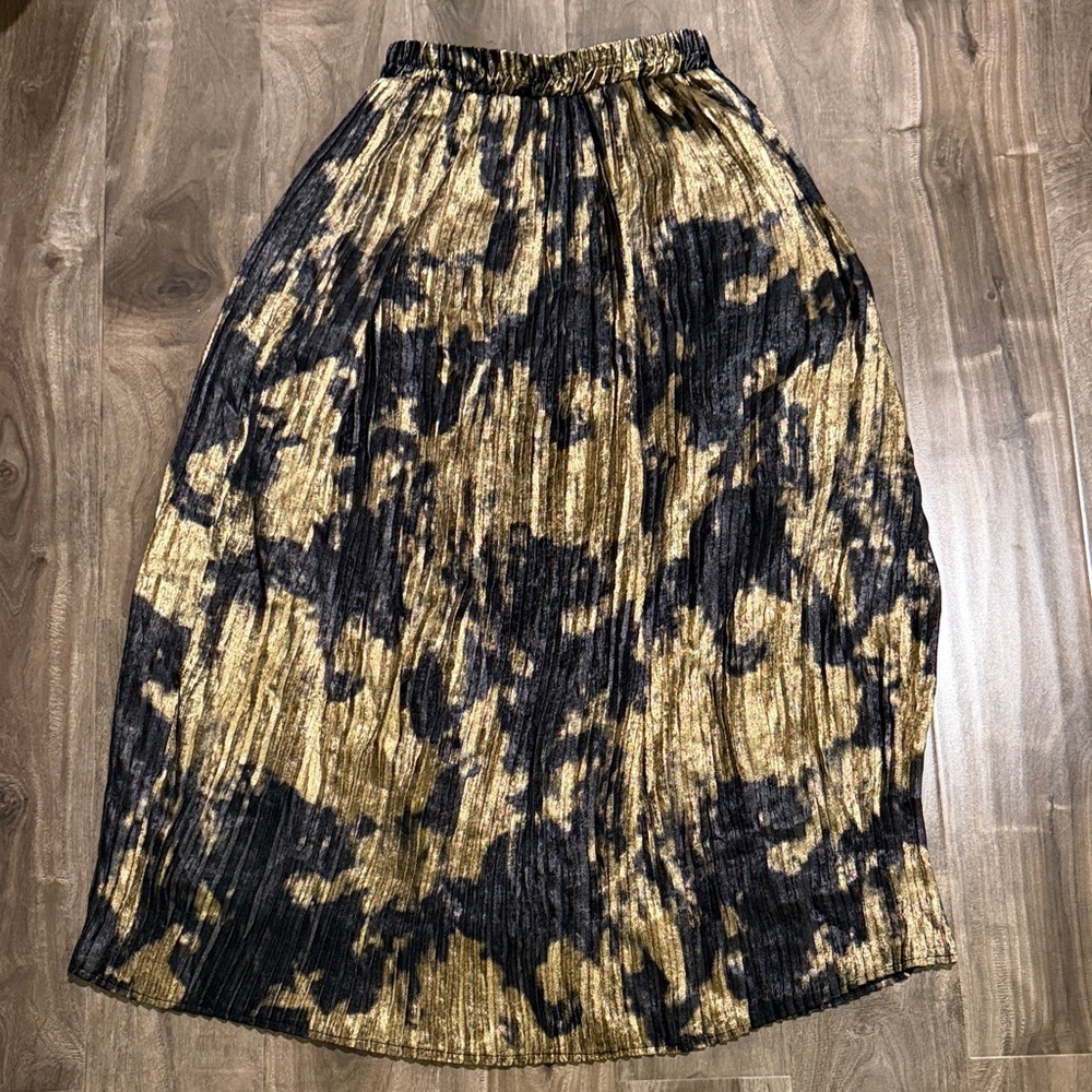 Elegant Gold and Black Pleated Skirt